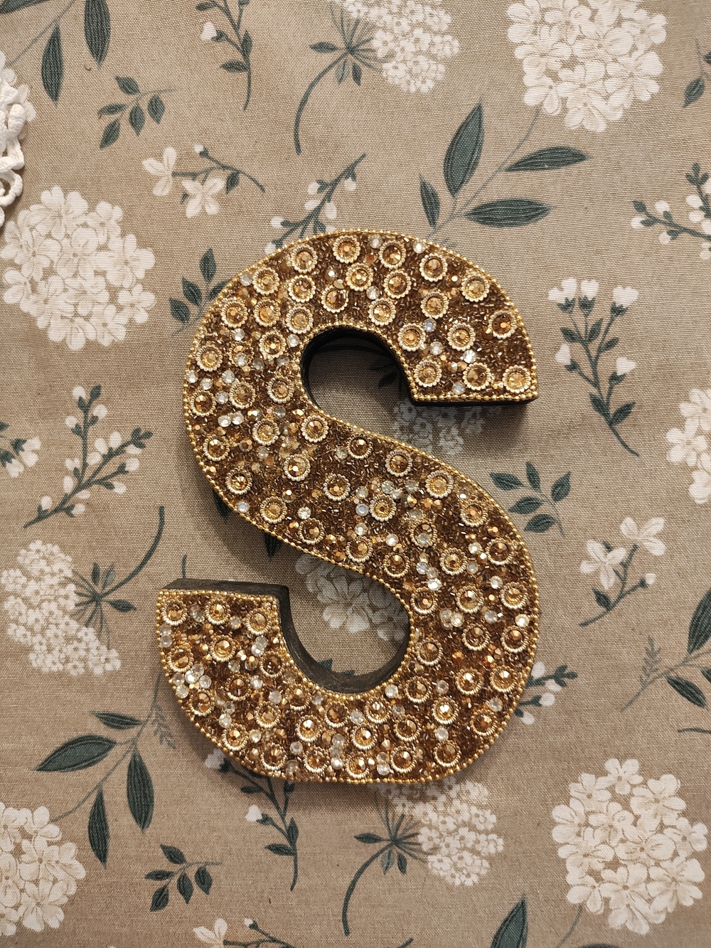 Bombay Black Decorative, "S" Accent